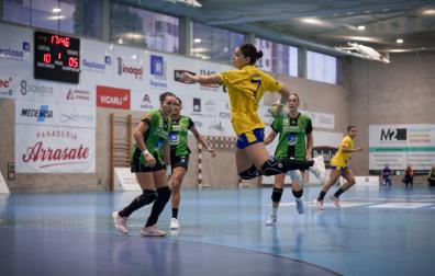 Martina Lang, 'volando' desde el lateral izquierdo del Rocasa Gran Canaria en el duelo de la primera vuelta en Villava ante la mirada de su compatriota Ayelén y de Almudena