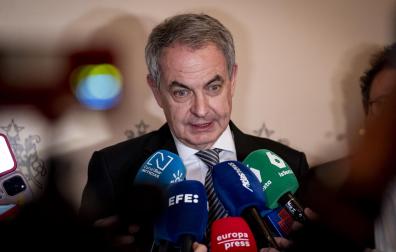 El expresidente del Gobierno José Luis Rodríguez Zapatero atiende a los medios de comunicación antes de la presentación del libro 'Las huellas de la Transición. 50 años de cambio y conflicto en democracia', en el Ateneo de Madrid