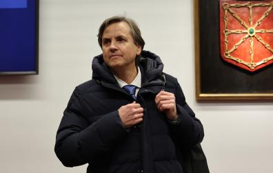 El exdirector general de Obras Públicas Pedro López Vera llegando a la comisión de investigación del Parlamento de Navarra