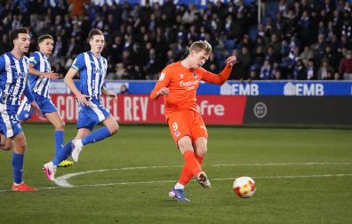 El delantero de la Real Orri Óskarsson (d) chuta para marcar el tercer gol que metió a su equipo en semifinales de la Copa