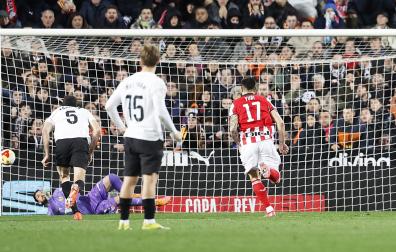 El guardameta macedonio del Valencia, Stole Dimitrievski detiene el penalti a favor del Athletic Club