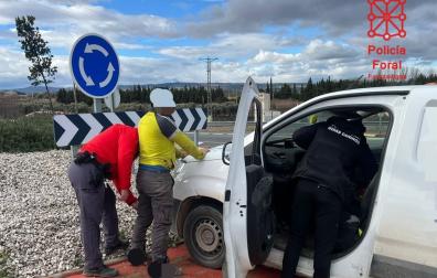 Momento en el que los agentes de la Policía Foral dieron el alto al conductor de la furgoneta