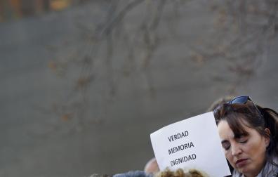 Una participante en un acto por las víctimas de ETA celebrado en Pamplona