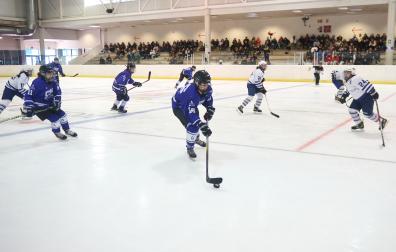 Dentro de la campaña, los escolares recibirán nociones básicas de hockey sobre hielo, un deporte protagonista las últimas temporadas en el Palacio de Hielo de Huarte