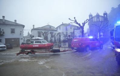 Miembros de la UME trabajan en labores de achique de agua en calles y viviendas de la localidad gaditana de Grazalema