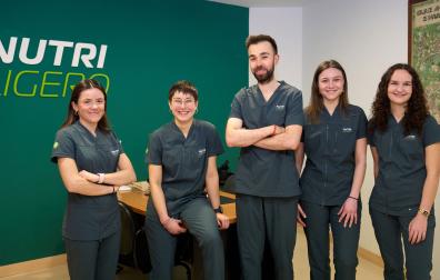 Javier Fernández Ligero - en el centro-, dueño de la clínica, y las nutricionistas Irati Polo, María Valerio, Leyre Ortiz y Ángela Vicente.
