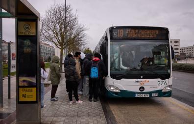 Varias personas suben a un autobús de la línea 18 en Sarriguren este 2 de febrero, día en que se incorporaron los cambios.