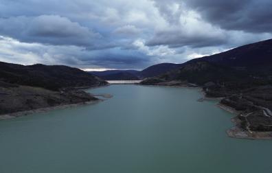 Imagen del embalse de Yesa a vista de dron el pasado miércoles. El agua llena casi el 70% del embalse frente al 15% del pasado mes de noviembre.