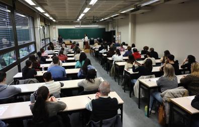 Fotos de la OPE de Administrativo que ha reunido a miles de personas en la UPNA