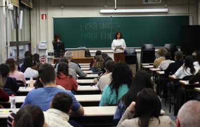 Fotos de la OPE de Administrativo que ha reunido a miles de personas en la UPNA