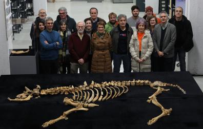 La presidenta y la consejera posan con el equipo que ha trabajado en el hallazgo