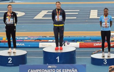 Andrea Arilla, a la izquierda con la medalla de plata, junto a Laura Martínez (centro) y Jennifer Yankey