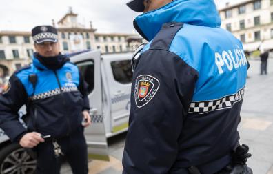 Dos agentes de Policía Municipal de Tudela en la plaza de los Fueros de la ciudad.