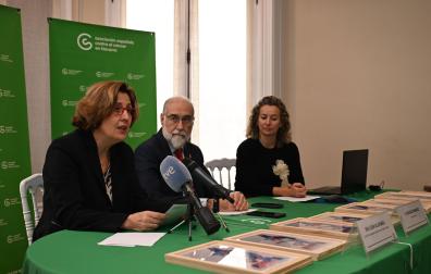 Imagen de la presentación de la Asociación Española contra el Cáncer en Navarra con las ayudas a la investigación 2025