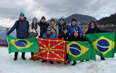 De izquierda a derecha: Gonzaga Galán, Aintzane Fayanás, Mikel Arraiza, Oihane Astráin, Julen Garjón, el padre Aitor Salsamendi y la madre Gilse Silva. Abajo Odei Apesteguia, el olímpico Manex Salsamendi Silva y Aitor Ciriza
