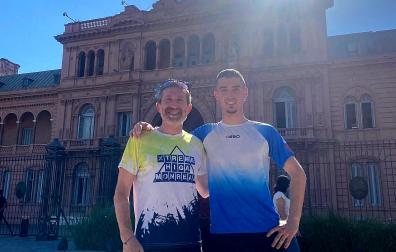 Jorge Urquizu Barasoain y Aimar Urquizu Diego, padre e hijo,, este miércoles 10 frente a la Casa Rosada en Buenos Aires