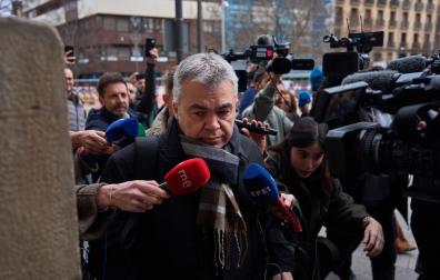 Santos Cerdán, a su llegada al Parlamento de Navarra
