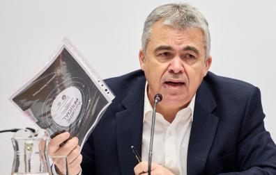 Santos Cerdán, en un momento de la comparecencia en la comisión del investigación del Parlamento de Navarra