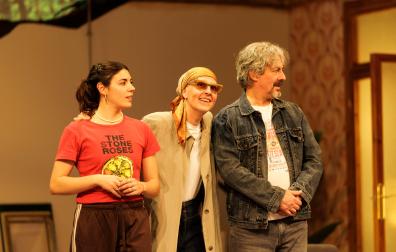 Los actores (desde la izquierda) Ariadna Llobet, Nuria Mencía y Jesús Noguero, en una escena de 'La última noche con mi hermano', última obra del dramaturgo pamplonés Alfredo Sanzol