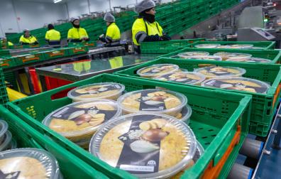 Imagen de tortillas de patata para Mercadona, con la marca Hacendado, recién hechas en la fábrica de Elaborados Naturales