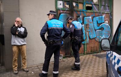 Javier Míguez, presidente de la comunidad de vecinos, este martes con dos agentes de la Policía Municipal de Pamplona.