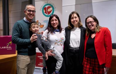 De izquierda a derecha: Raúl Sánchez (cirujano cardiaco), Eloy Sánchez, Ana Belén Hernández (presidenta 'Pequeña guerrera'), María Isabel Cruz (enfermera de UCI) y Marta Fernández (afectada), en el Civivox Iturrama.