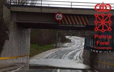 Carretera de acceso a Landaben, cortada por las lluvias.