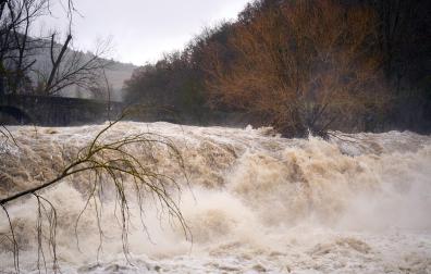 Crecida del río Ultzama a su paso por el Batán de Villava.