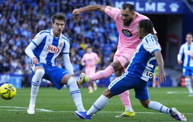 El delantero del Celta Borja Iglesias efectúa un lanzamiento entre Urko y Dolan