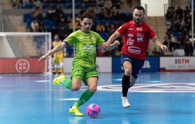 David Peña, de Palma Futsal, conduce el balón perseguido por el jugador de Osasuna Magna Dani Saldise