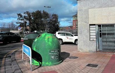 La comunidad de vecinos de Río Alzania 11 de Pamplona muestra su hartazgo. Molestos por la suciedad, muestran su preocupación por daños mayores: “¿Y si se produce un incendio?”