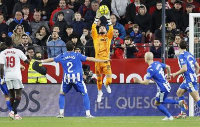 El guardameta del Alavés Antonio Sivera bloca un balón durante el partido