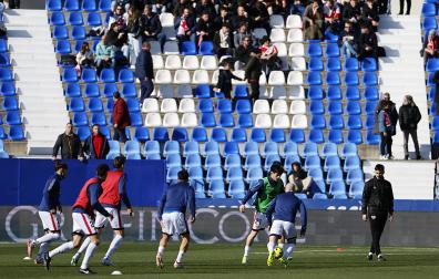 Los jugadores del Rayo Vallecano se ejercitan en el verde del estadio de Butarque antes del partido contra el Atlético de Madrid
