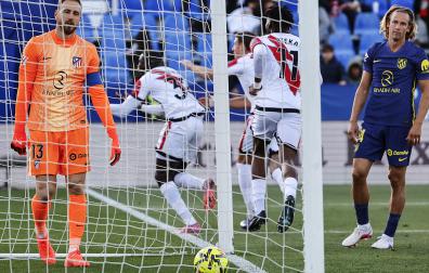 Jan Oblak y Marcos Llorente, cabizbajos tras el tercer gol del Rayo obra de Mendy