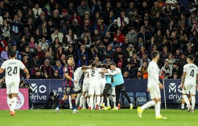 Los jugadores del Valencia celebran el tanto de Ramazani que abría el marcador