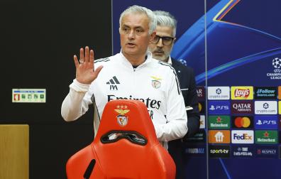 José Mourinho antes de iniciar la rueda de prensa previa a la ida de la eliminatoria de Champions entre el Benfica y el Real Madrid