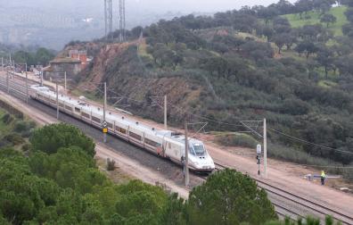 Imagen de un tren AVE a su paso por el tramo de vía, completamente restaurado, donde ocurrió el trágico accidente del pasado 18 de enero en Adamuz (Córdoba)
