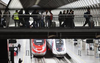 Varios pasajeros en los andenes del AVE en la estación de Santa Justa en Sevilla este martes 17 de febrero