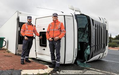 Javier Sagaseta Pérez (izda.) y David Sainz Yanguas, junto al camión accidentado en término municipal de Tudela
