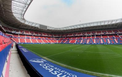 Una visita del estadio de El Sadar en la mañana de ayer, antes de que comenzara el entrenamiento del equipo de Alessio Lisci