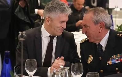 José Ángel González, junto al ministro Fernando Grande-Marlaska, en un desayuno informativo