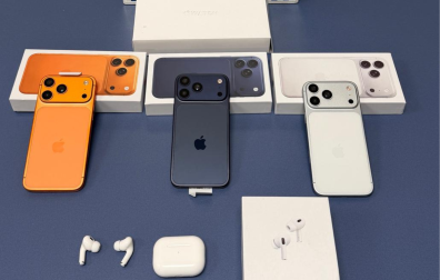 Los tres teléfonos móviles incautados y los AirPods