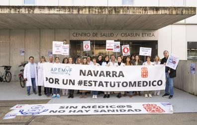 Médicos concentrados en el centro de salud de Sarriguren durante la huelga nacional que se celebra estos días