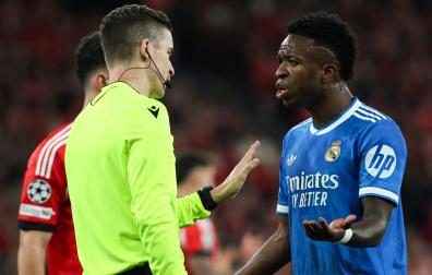 Vinícius habla con el colegiado del encuentro, el francés François Letexier, tras escuchar que Gianluca Prestianni le había llamado 'mono'