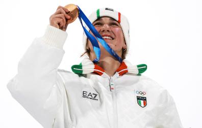 La italiana Flora Tabanelli dedica su medalla de bronce tras conseguirla en Milán-Cortina