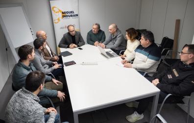 Miembros de Balonmano Uharte, Beti Onak, SCDR Anaitasuna, Balonmano Loyola, Federación Navarra de Balonmano, Instituto Navarro Deporte y Actividad Física y Fundación Induráin, reunidos.