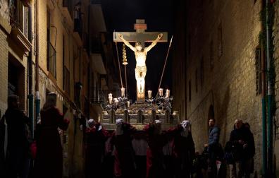 La Hermandad de la Pasión del Señor cumplió con el tradicional traslado del Cristo Alzado desde su sede hasta la catedral de Pamplona