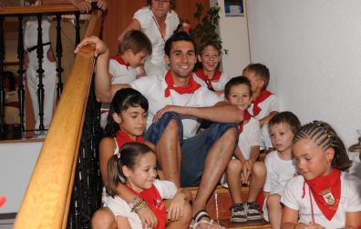 Álvaro Arbeloa, en 2010 en Carcastillo rodeado de niños
