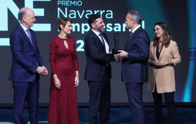 De izquierda a derecha, presidente del Consejo de Administración del Grupo La Información, Alfonso Bañón, la presidenta María Chivite, el premiado Sergio Beni, Manuel Piquer, presidente de la CEN e Isabel Moreno, directora de la territorial Ebro de CaixaBank.