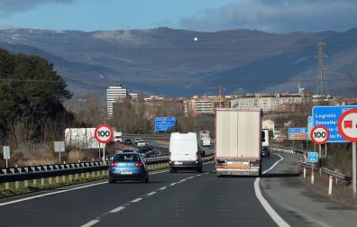 La ronda Oeste (A-15) de Pamplona, con las nuevas señales de límite de velocidad a 100 km/h.